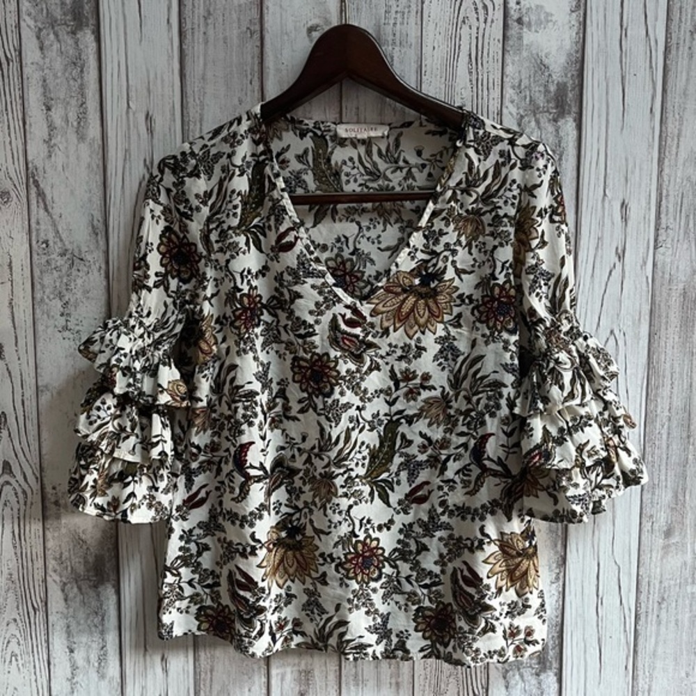 Solitaire floral ruffle sleeve top size small